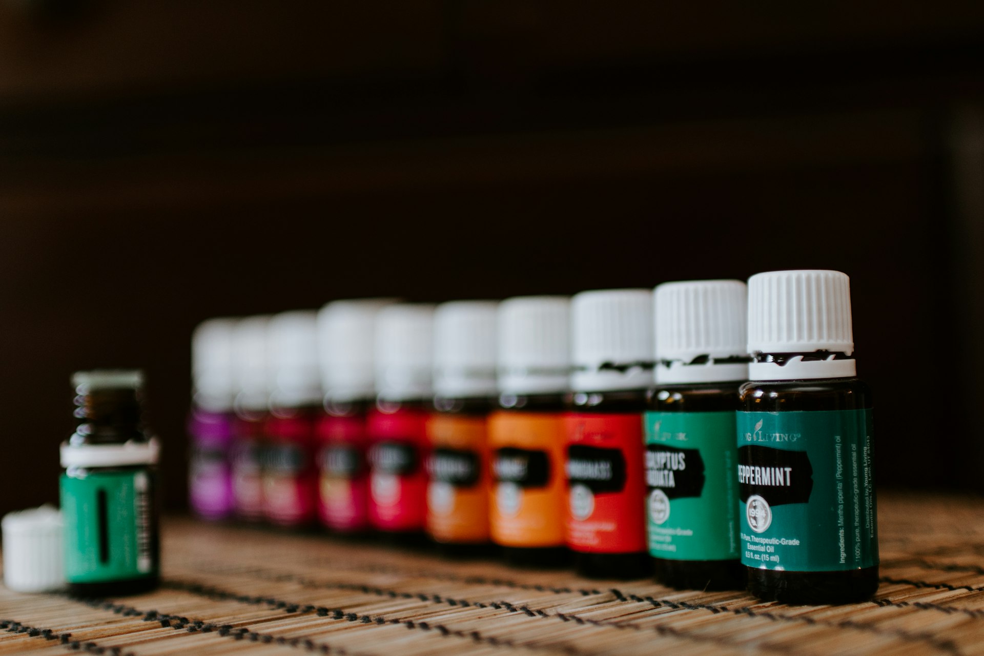 lote de colores variados sobre superficie marrón